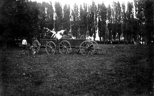 Dans le parc Decoster « une belle demeure » monsoise, on s’adonne aux exercices physiques. La tenue blanche était la tenue de gymnastique.