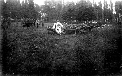 Dans le parc Decoster « une belle demeure » monsoise, on s’adonne aux exercices physiques. La tenue blanche était la tenue de gymnastique.
