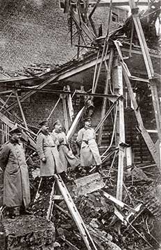 Dans les ruines des usines détruites, les officiers allemands prennent la pose
