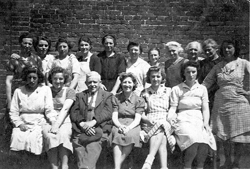 Photo de groupe avec le directeur et l'atelier des Brodeuses et quelques autres ouvrières
